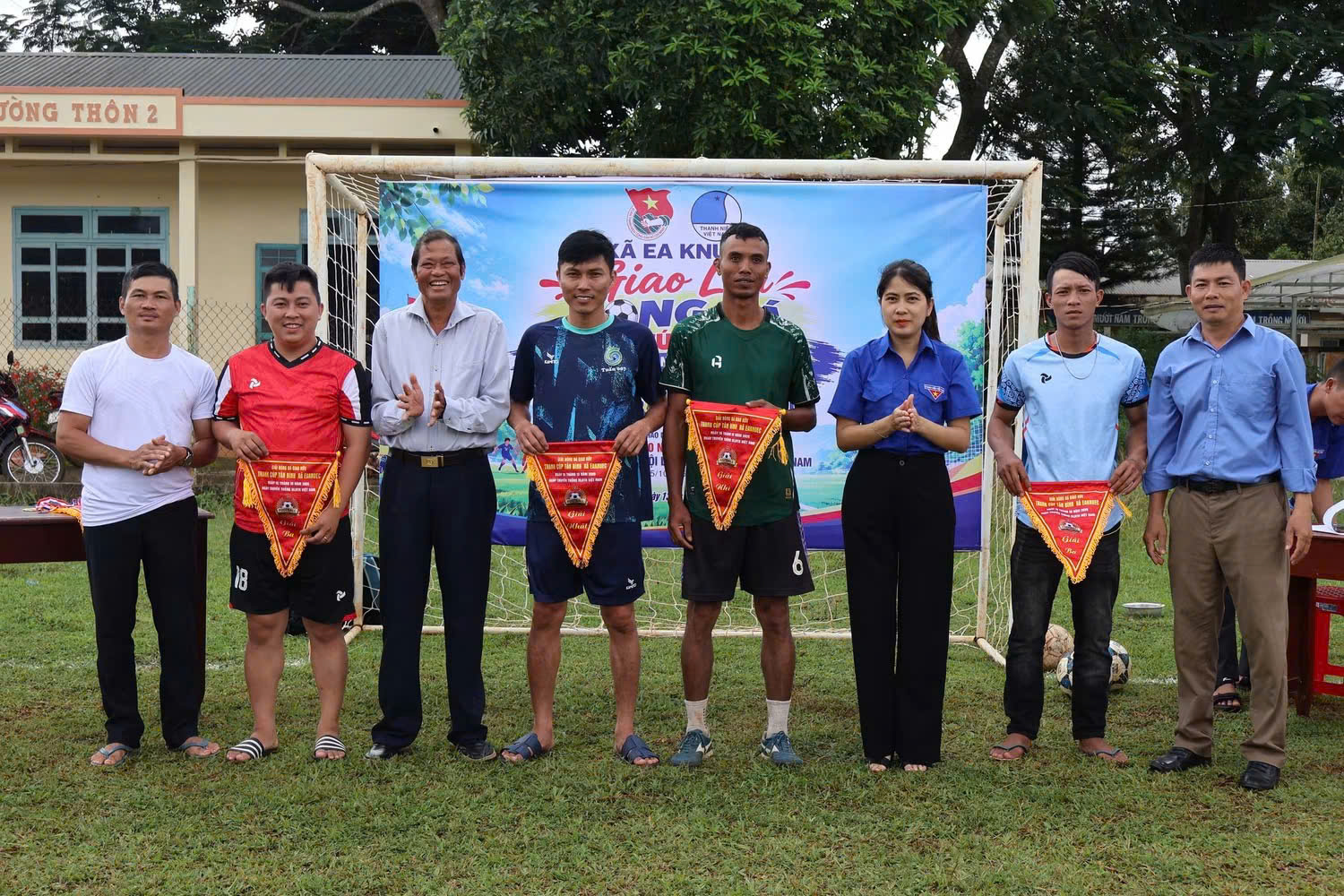 Giao lưu bóng đá nam thanh niên tranh cúp Tân Bình