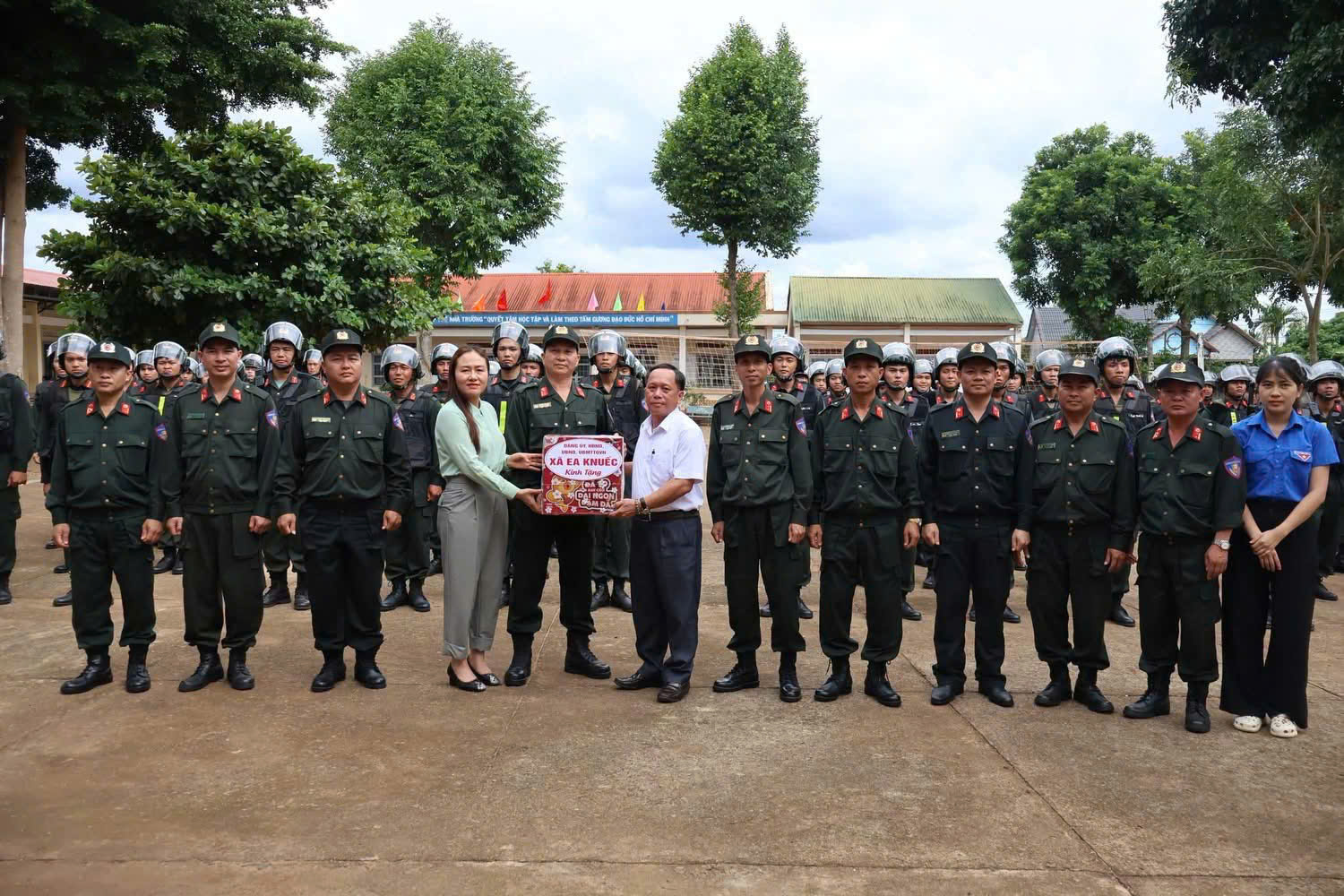 Lãnh đạo xã Ea Knuếc thăm, gặp mặt động viên các bộ chiến sĩ Tiểu đoàn 2, Trung đoàn Cảnh sát cơ động số 7 đang tham gia hành quân dã ngoại tại địa bàn xã