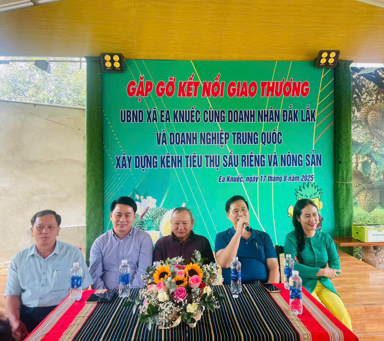 ĐOÀN DU KHÁCH TRUNG QUỐC TRẢI NGHIỆM VƯỜN SẦU RIÊNG HTX NÔNG NGHIỆP SẠCH,  THÔN TÂN THÀNH, XÃ KRÔNG PẮC