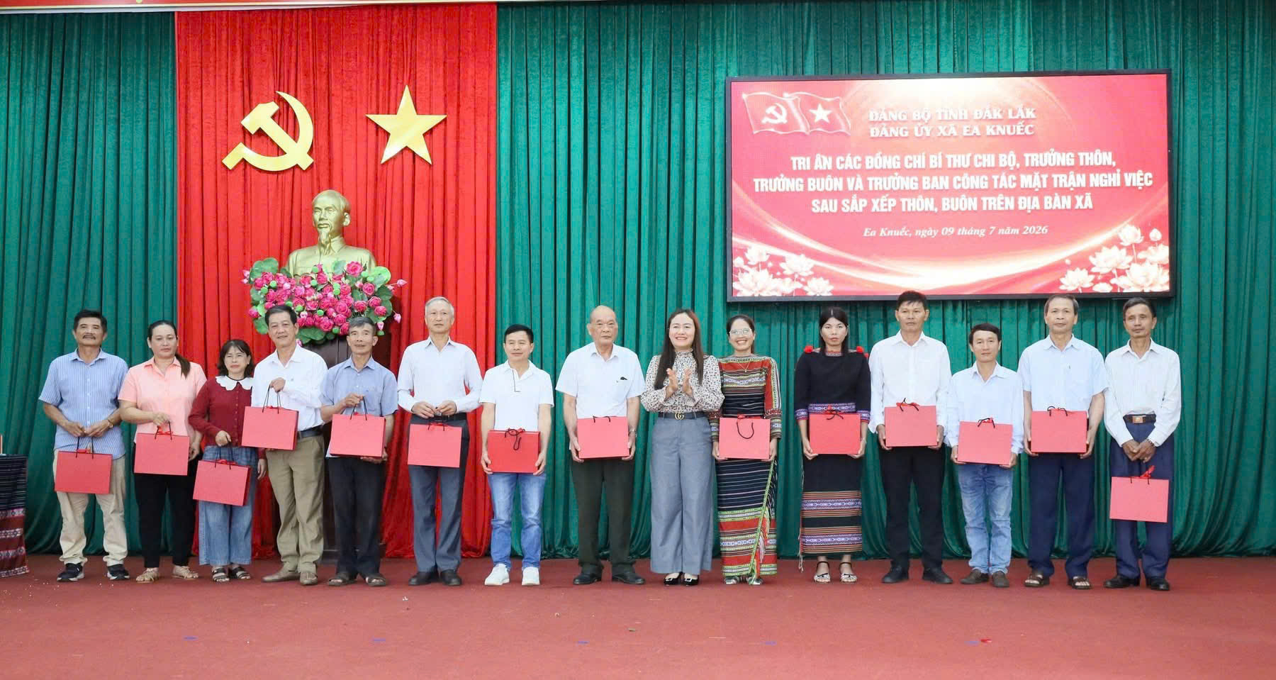Đảng bộ xã Ea Knuếc gặp mặt tri ân các đồng chí cán bộ hoàn thành nhiệm vụ sau sắp xếp thôn, buôn