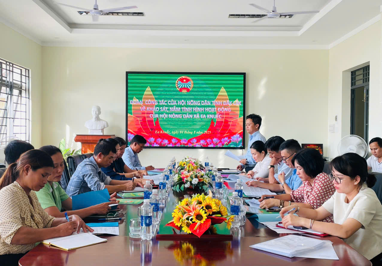 ĐOÀN CÔNG TÁC HỘI NÔNG DÂN TỈNH LÀM VIỆC VỚI XÃ EA KNUẾC