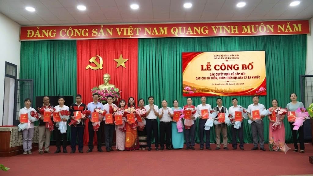 Xã Ea Knuếc công bố các quyết định thành lập các chi bộ thôn, buôn sau sắp xếp