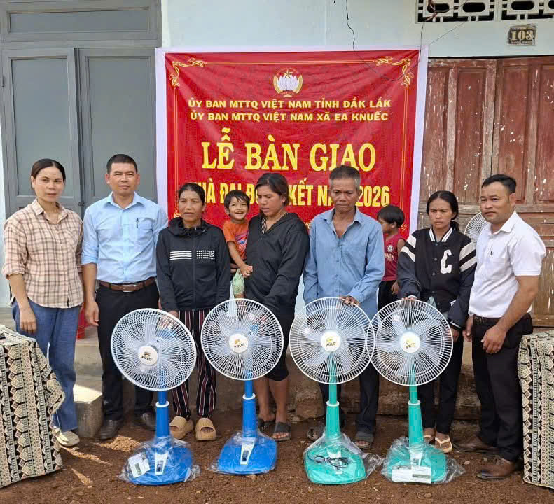 Ea Knuếc bàn giao 5 nhà đại đoàn kết cho các hộ gia đình có hoàn cảnh khó khăn năm 2026