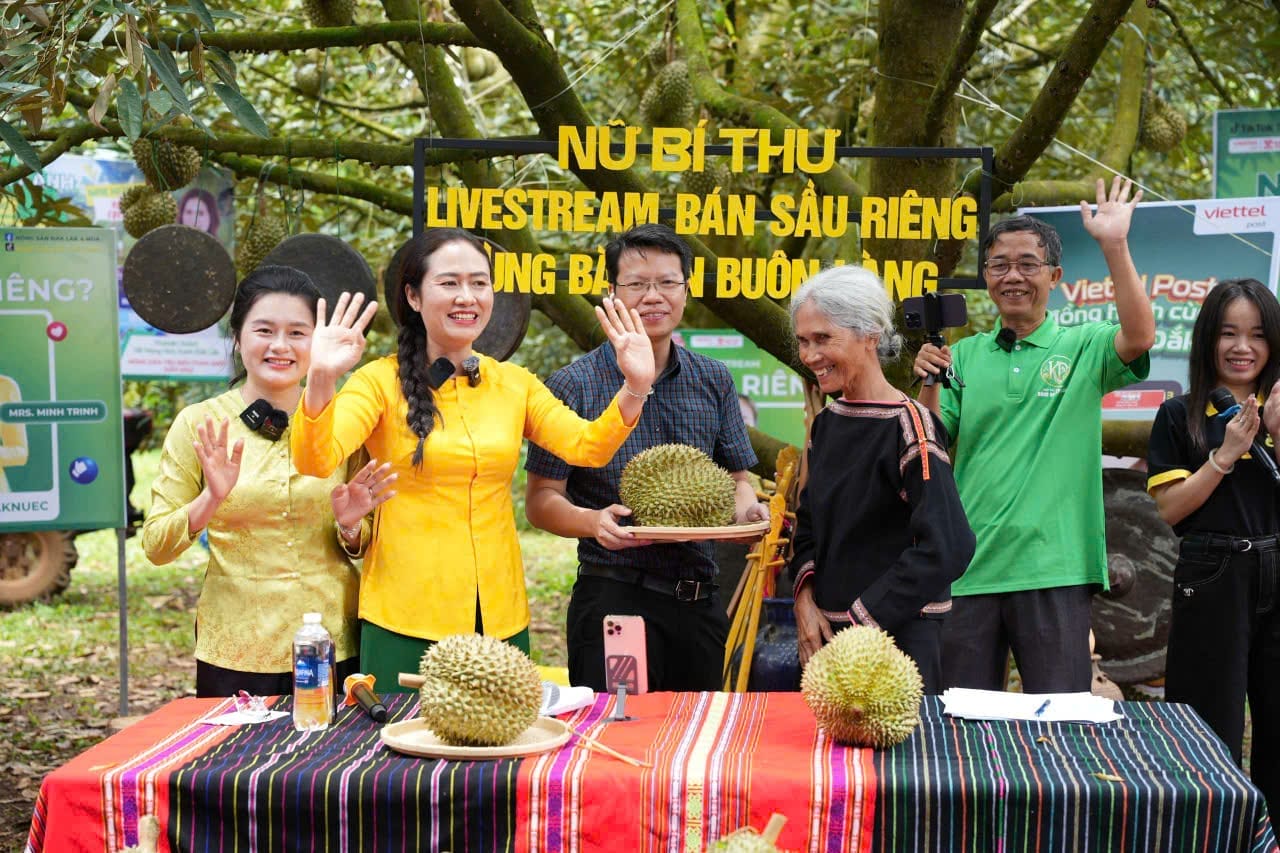 LIVESTREAM NỮ BÍ THƯ CÙNG BÀ CON BUÔN LÀNG BÁN SẦU RIÊNG