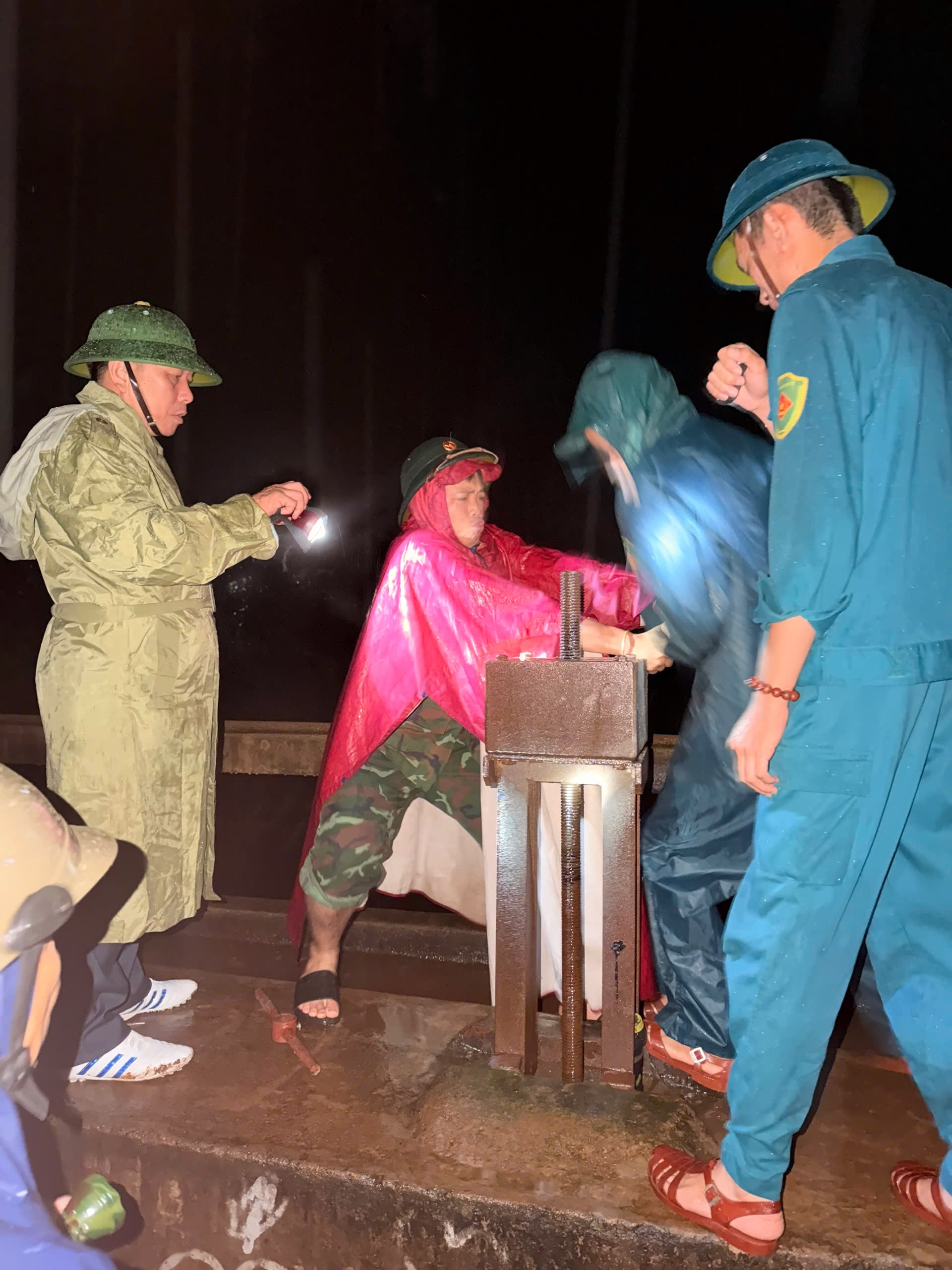 Các đồng chí Lãnh đạo UBND xã Ea Knuếc Kiểm tra an toàn hồ đập ứng phó với lụt bão sau mưa lớn trên địa bàn xã