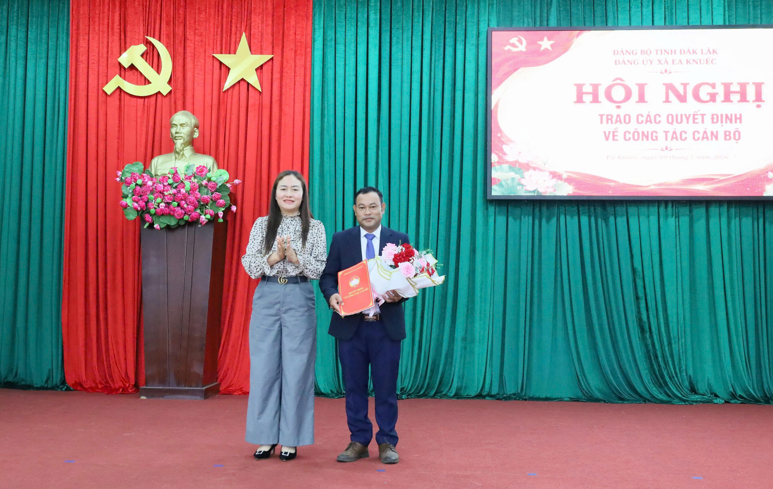 Đảng ủy xã Ea Knuếc tổ chức hội nghị trao các quyết định về công tác cán bộ