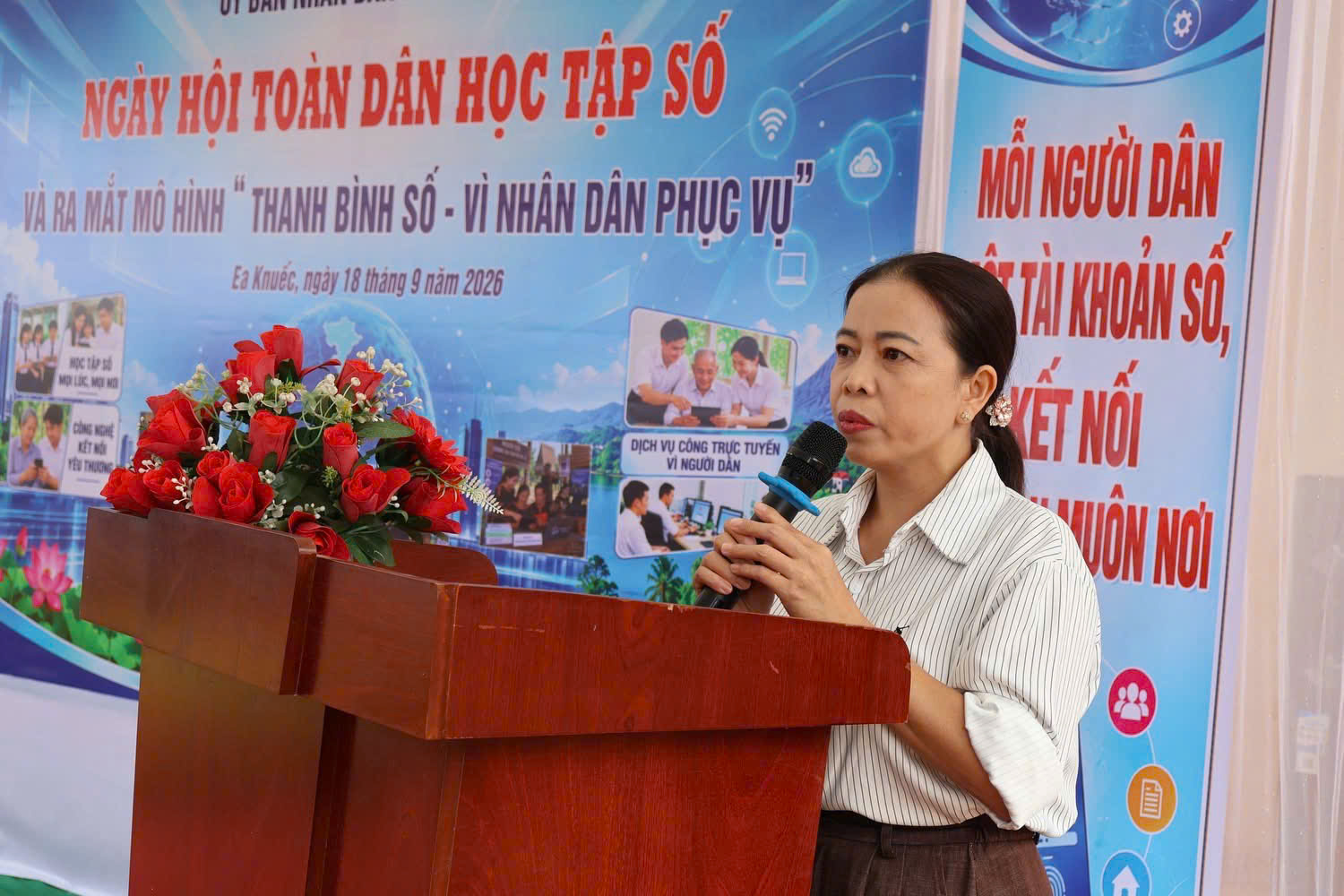 RỘN RÀNG "NGÀY HỘI TOÀN DÂN HỌC TẬP SỐ" VÀ RA MẮT MÔ HÌNH "THANH BÌNH SỐ – VÌ NHÂN DÂN PHỤC VỤ" TẠI XÃ EA KNUẾC