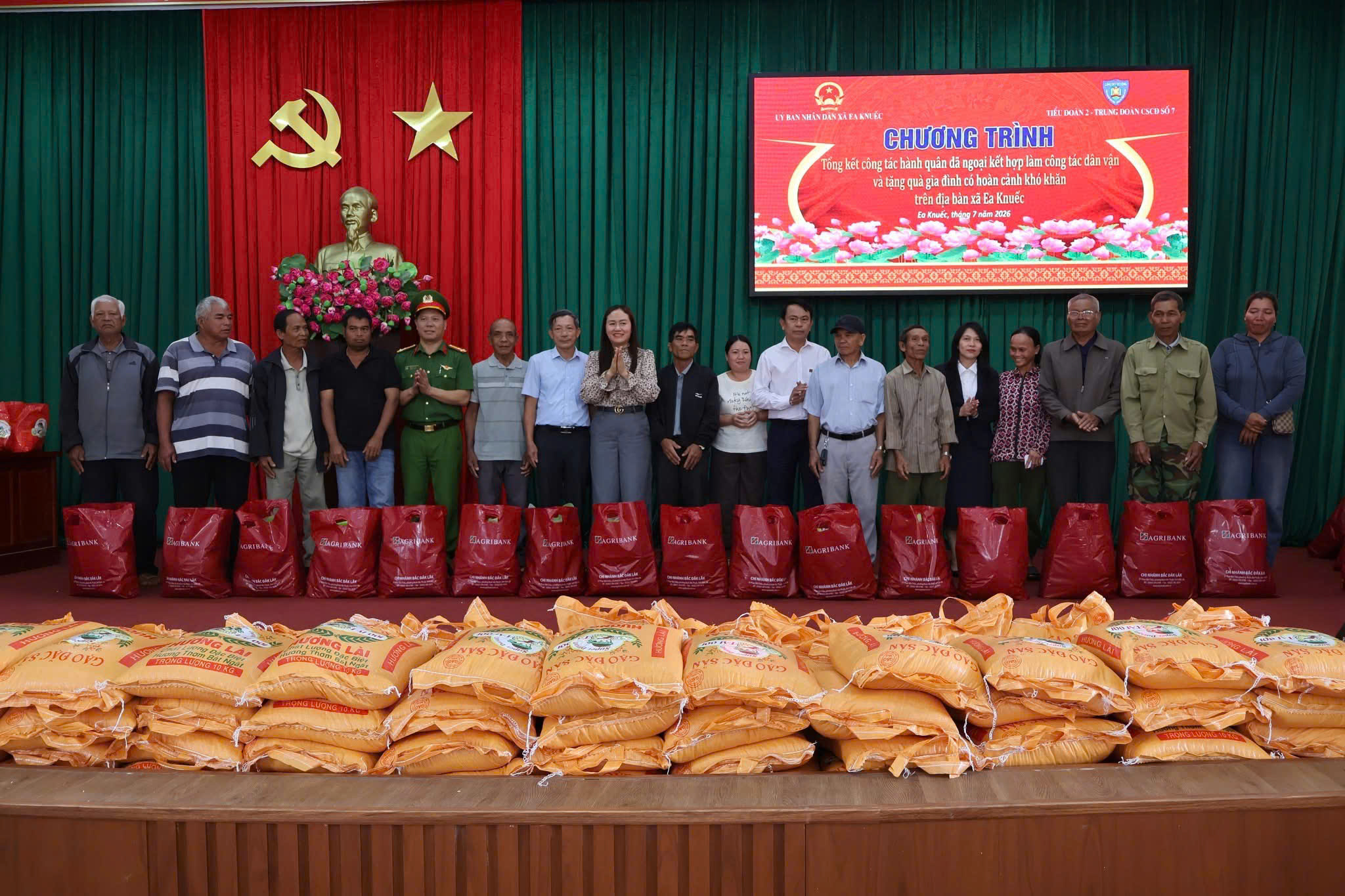 Tiểu đoàn 2 - Đội Đặc nhiệm thuộc Trung đoàn Cảnh sát cơ động (CSCĐ) số 7, Bộ Tư lệnh Cảnh sát cơ động (Bộ Công an) thắt chặt tình quân dân qua đợt hành quân dã ngoại tại xã Ea Knuếc