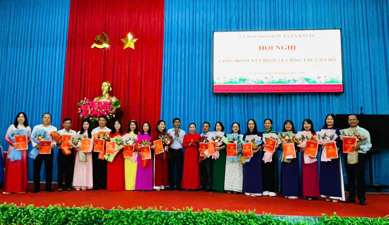 UBND XÃ EA KNUẾC TRAO QUYẾT ĐỊNH BỔ NHIỆM CÁN BỘ QUẢN LÝ ĐƠN VỊ SỰ NGHIỆP GIÁO DỤC