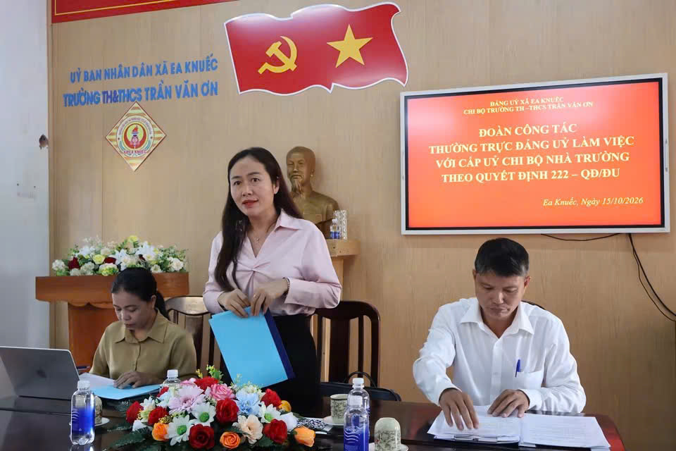 Đoàn công tác của Thường trực Đảng ủy xã Ea Knuếc làm việc với chi bộ các trường học trên địa bàn xã
