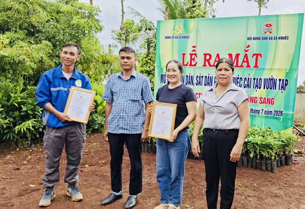 Đảng ủy xã Ea Knuếc ra mắt mô hình “ gần dân, sát dân gắn với việc cải cải tạo vườn tạp”
