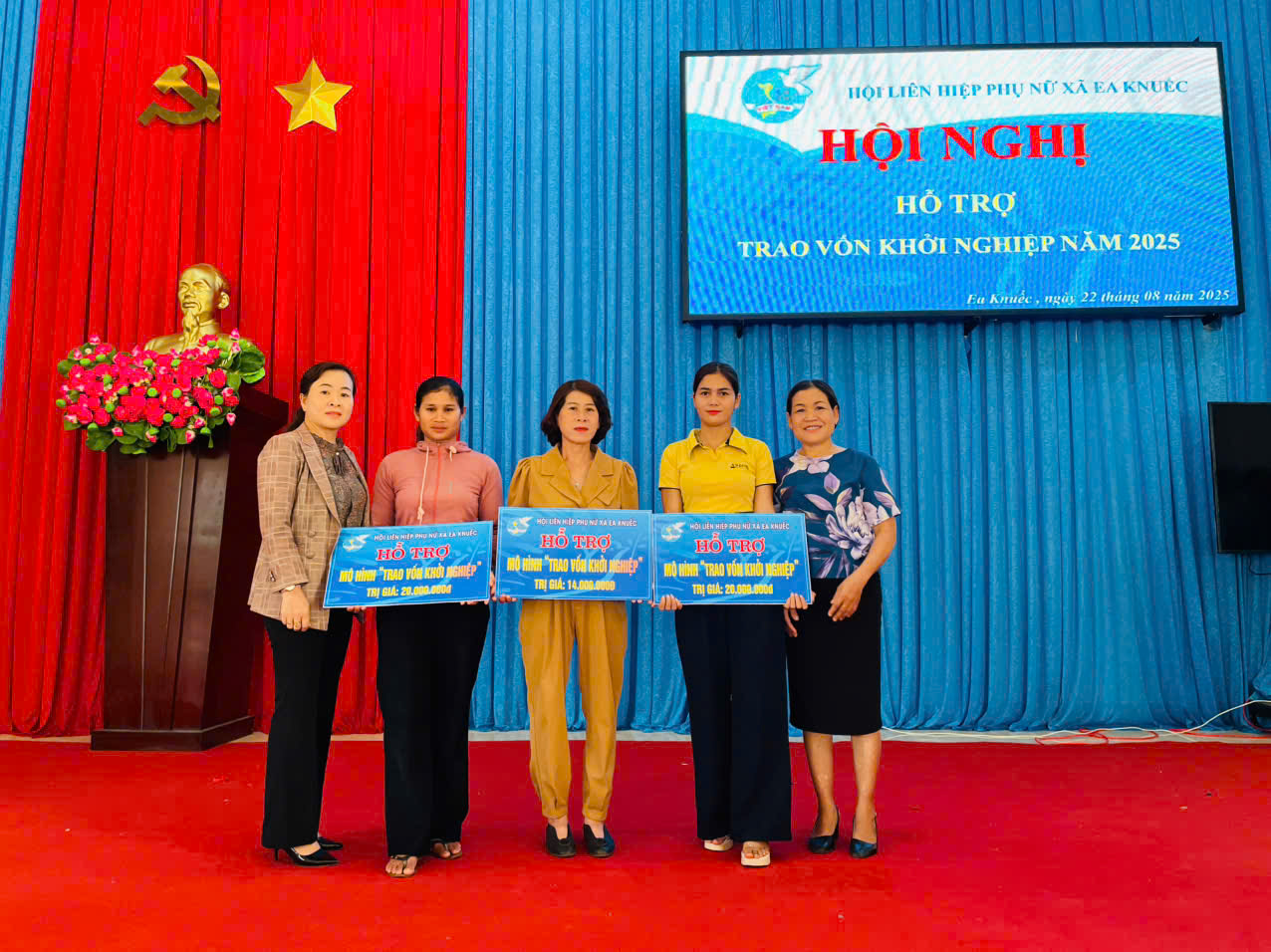 HỘI LHPN XÃ EA KNUẾC TRAO VỐN KHỞI NGHIỆP CHO HỘI VIÊN KHÓ KHĂN
